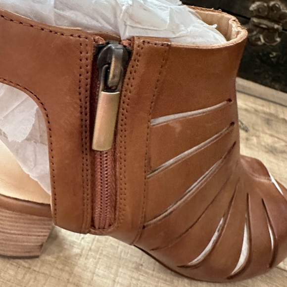 Clarks NWB Deloria Ivy Tan Leather Cuir Brun Heel Bootie Sandal size 7 - Picture 7 of 15